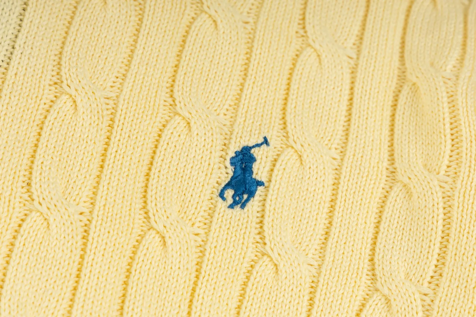 P260 #R98 RALPH LAUREN Ralph Lauren nine-color classic small label embroidery logo full zipper knitted cable cardigan sweater, high-density LOGO embroidery on the chest, original customization of tag accessories. Made of pure cotton yarn, pure cotton is skin-friendly and comfortable, small label war horse embroidered twist zipper cardigan sweater 🐎 high quality, follow the blogger to learn how to wear it! Let’s buy a Ralph Lauren cable sweater. It’s a super hard-to-find series after it became popular. It’s hard to find one on the official website. It’s simple and practical to wear, with a lazy and loose feel. The thickened fabric has more texture, feels soft and delicate, and has a loose fit. Whether worn alone or layered, you can wear different styles of fashion with just one piece!   Size：XS S M L